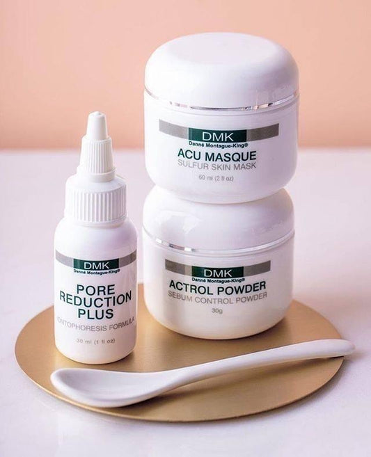 Boks med talgabsorberende c-vitamin pulver utstillt sammen med pore reduction drops og acu masque. Foto